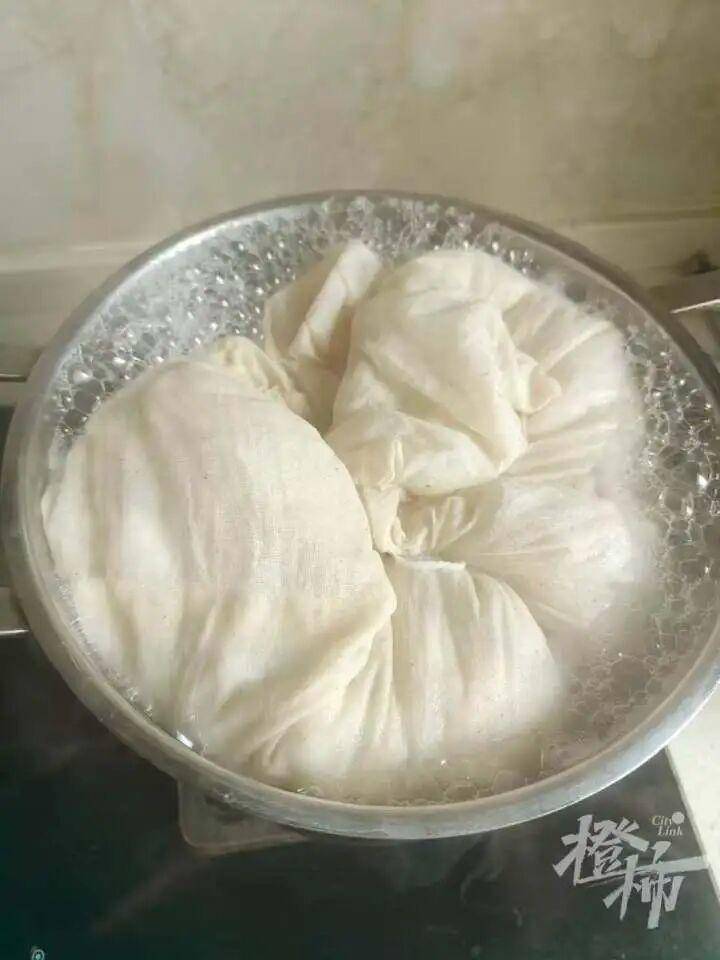 世界杯代理_“半夜醒来世界杯代理，老公一个人坐客厅剥茧！”一家三口养1.2万只蚕宝宝，耗时17天剥茧、煮茧、拉蚕丝兜，终于变成2床蚕丝被，儿子盖上10分钟入睡