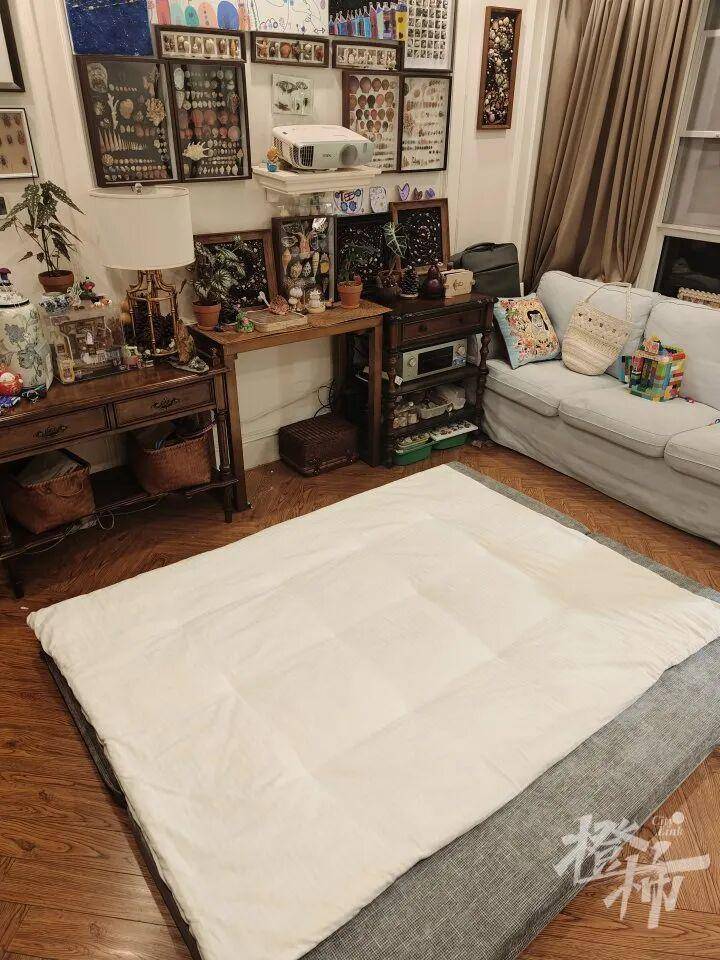 世界杯代理_“半夜醒来世界杯代理，老公一个人坐客厅剥茧！”一家三口养1.2万只蚕宝宝，耗时17天剥茧、煮茧、拉蚕丝兜，终于变成2床蚕丝被，儿子盖上10分钟入睡