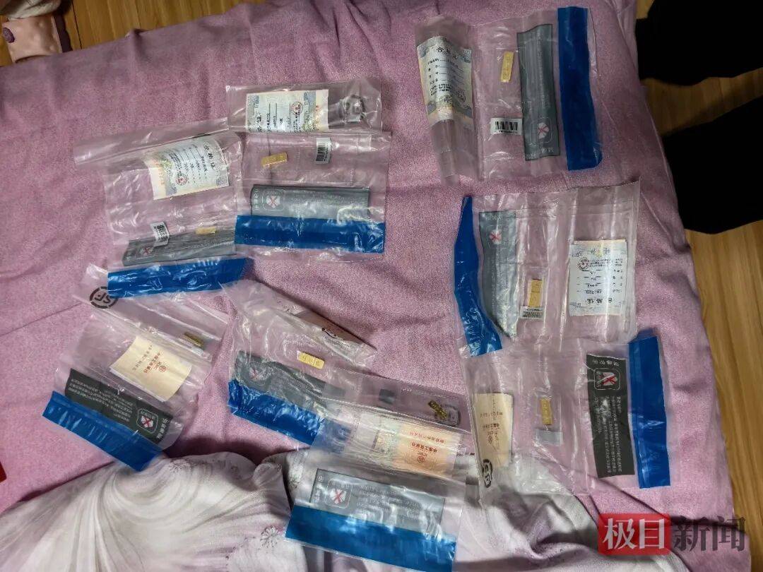 皇冠体育网_武汉一女子发现家中8根金条凭空消失皇冠体育网，报警称怀疑是前夫偷的：他在外面有负债，也有我家钥匙；警方经排查，从女子卧室抽屉夹缝中找到金条