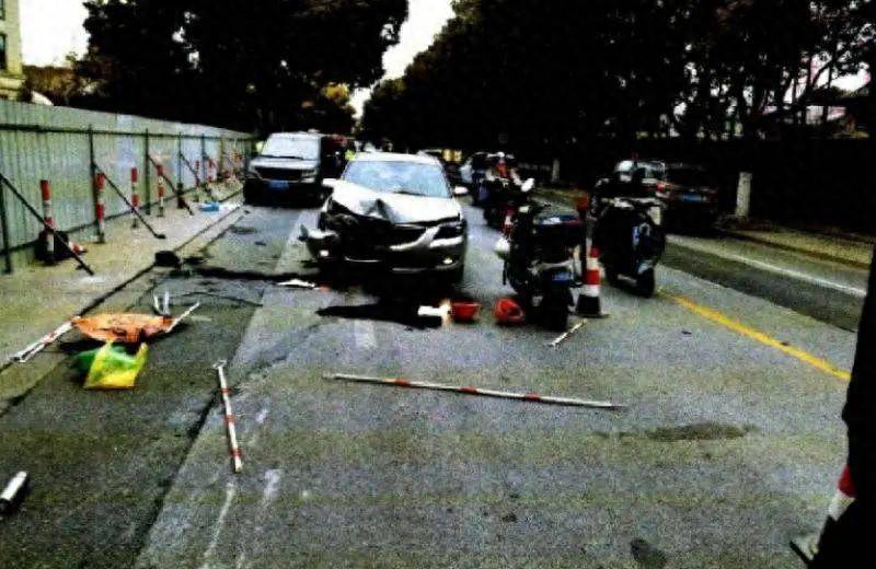 中国 v 香港足球_上海一男子开车时被一辆红色车辆吸引中国 v 香港足球，伸手找手机想与朋友确认，丝毫未减速撞飞2人致死，被判刑