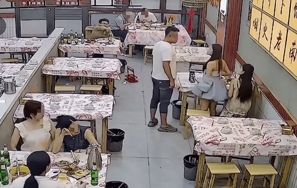 体育皇冠信用網_警方通报:闵某某(男体育皇冠信用網,34岁)吃夜宵时摸女子头部发生纠纷,行拘!