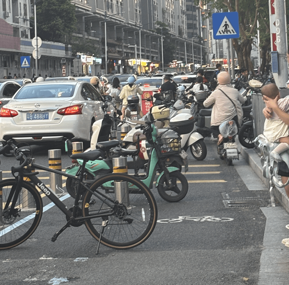 皇冠信用网押金多少_深圳一医院门口被指“举步维艰”皇冠信用网押金多少!整治后记者实探:仍很堵