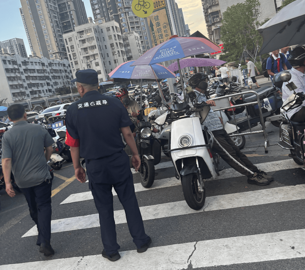 皇冠信用网押金多少_深圳一医院门口被指“举步维艰”皇冠信用网押金多少!整治后记者实探:仍很堵