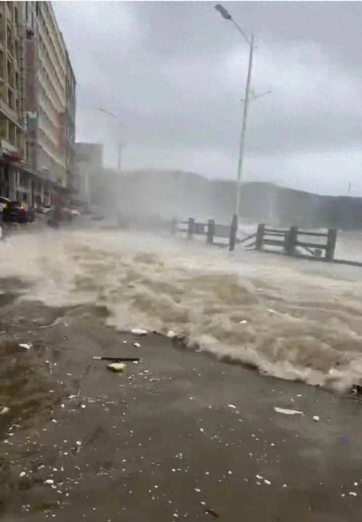 皇冠信用网登3代理_广东阳江一小镇遭海水倒灌皇冠信用网登3代理,小区被淹一片汪洋,当地:天文大潮叠加台风“麦德姆”所致