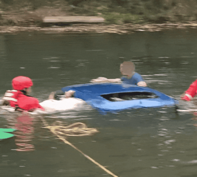 皇冠信用網在哪里注册
_女儿被困坠河车内皇冠信用網在哪里注册
，父亲借渔网撬门救女，关键时刻......