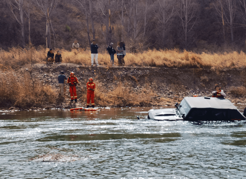 皇冠信用網在哪里注册
_女儿被困坠河车内皇冠信用網在哪里注册
，父亲借渔网撬门救女，关键时刻......