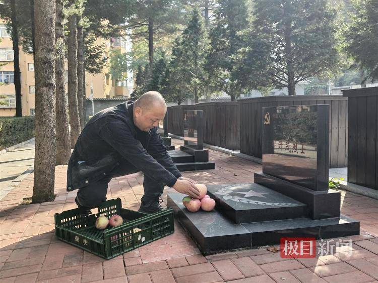 皇冠信用网开户
_泪目皇冠信用网开户
!沈阳男子带1650个苹果到丹东抗美援朝烈士陵园