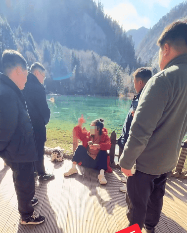 皇冠登一登二登三区别
_一游客在九寨沟乱扔玉米棒皇冠登一登二登三区别
,辩称“大自然的东西回大自然” 景区:明确禁止乱扔垃圾