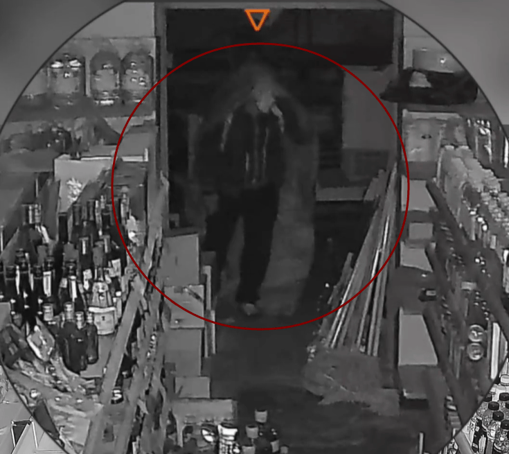 皇冠信用网怎么申请_青岛某超市凌晨突然出现神秘黑影皇冠信用网怎么申请，披着烂麻袋低着头，当他终于转过脸来，警察都气笑了