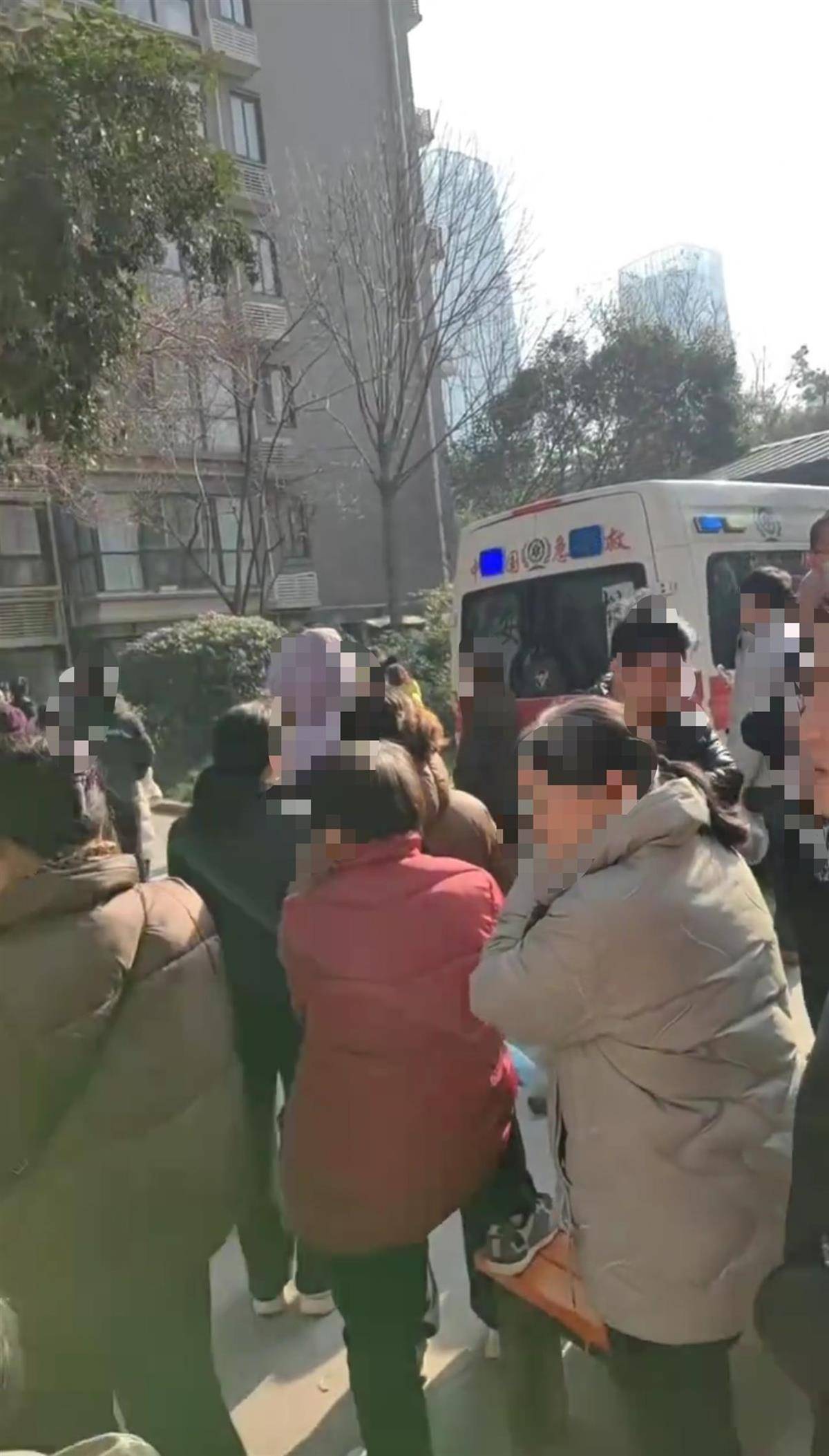 如何申请皇冠信用网_西安一小区电梯发生故障致1人坠亡如何申请皇冠信用网，住户称事发楼栋已连夜检修，小区多部电梯此前曾出现故障