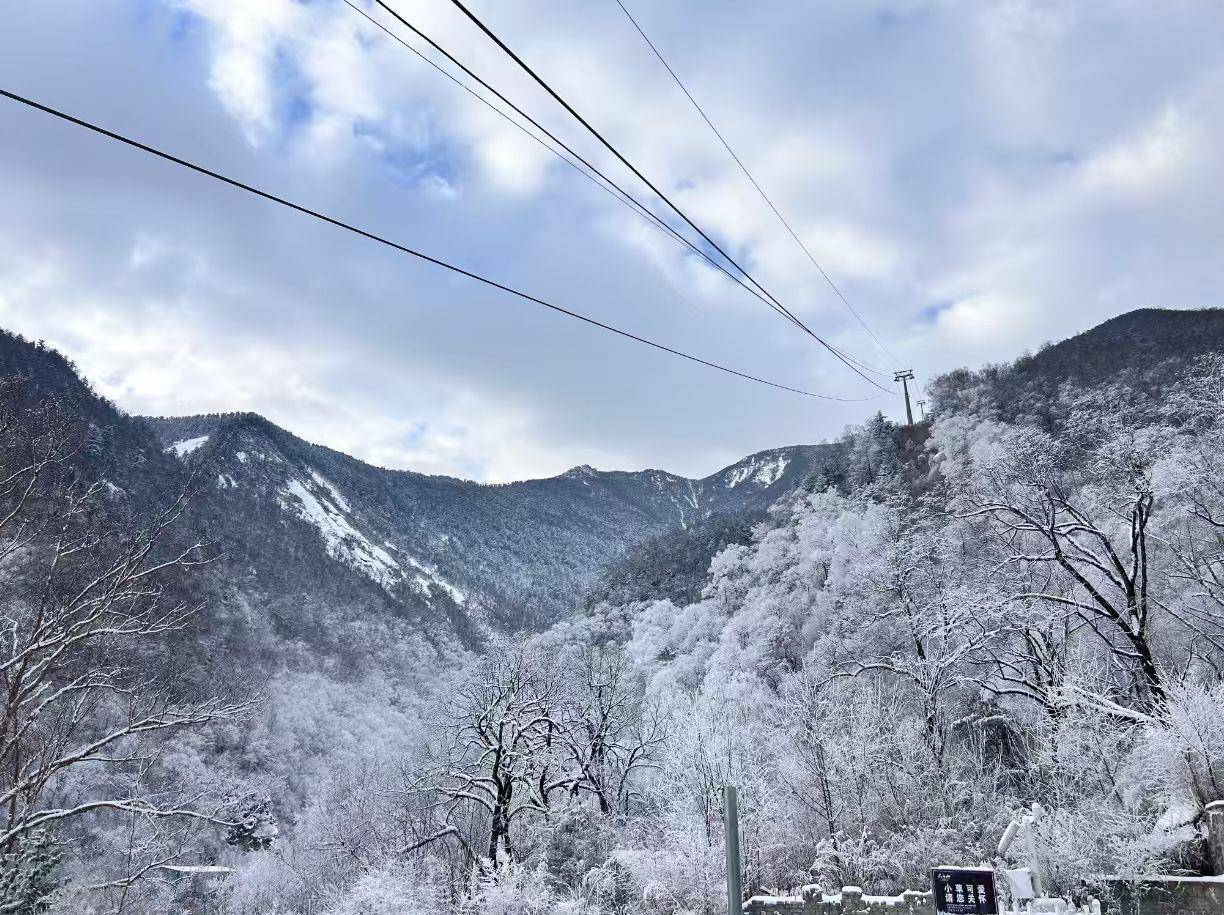 世界杯皇冠代理平台_数百名游客夜晚滞留太白山景区数小时世界杯皇冠代理平台,气温低至零下十几度,当地:山上突然降雪道路结冰,目前所有游客都已乘摆渡车下山