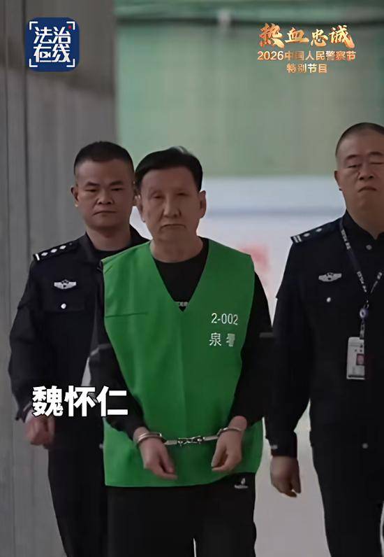 皇冠官方
_四大电诈头目被押解回国皇冠官方
,舱内特写画面首次曝光