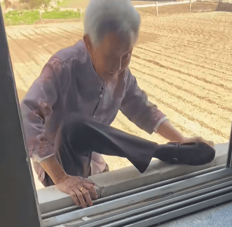 皇冠ag mos033
_90岁姥姥为抄近路皇冠ag mos033
,徒手翻墙回家,本人回应:我真出息呢