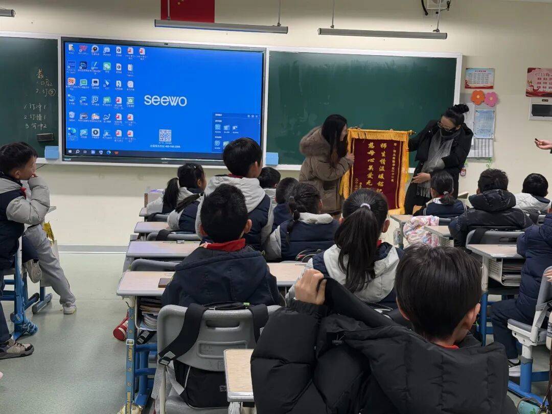 皇冠信用网注册网址_杭州小学女生躲在厕所偷偷哭皇冠信用网注册网址，医生建议休学！没想到2个月来，她一节课没落下！“原来除了爸爸妈妈，还有那么多人爱我”