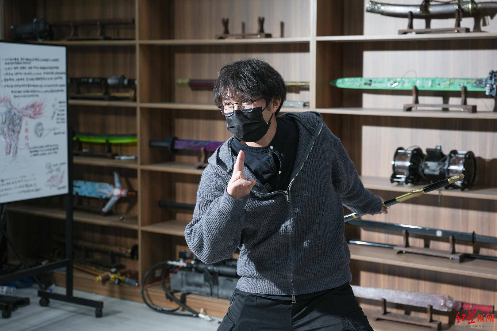 皇冠信用网怎么注册_春晚预热名场面皇冠信用网怎么注册！成都百万粉丝博主范十三带撒贝宁“御剑飞行”