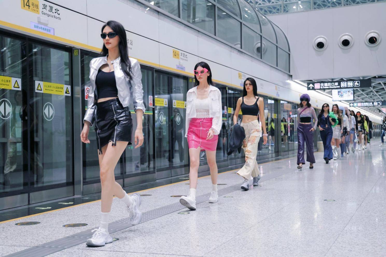 皇冠信用网登1_没看出来皇冠信用网登1！她们穿的竟然是内衣！地铁站里的这场快闪太敢了