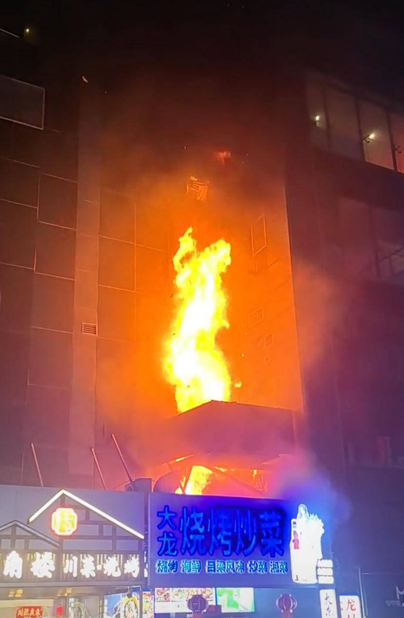 如何代理皇冠信用_记者直击太原大火：起火建筑位于核心商圈如何代理皇冠信用，疑底商烧烤店起火，引燃高楼外立面保温层