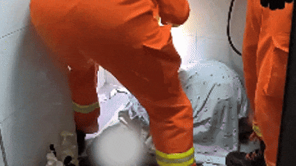 介绍个信用盘网址_广州一女子洗澡时伸手捡掉入厕所的塑料瓶介绍个信用盘网址，却被紧紧卡住右手“无法自拔”，消防营救回应