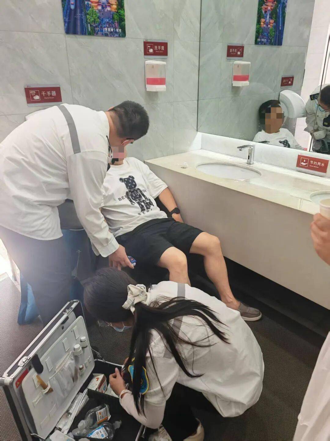 皇冠信用网怎么代理_黄鹤楼下皇冠信用网怎么代理，父女俩来旅游先后瘫倒在地，情况危急！周围一群人冲了上去，“整个过程非常快，特别安心”