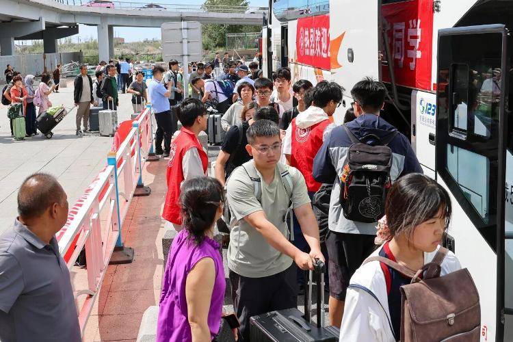 皇冠信用网出租代理_新疆一高校开学请新生和家长免费吃三天水果皇冠信用网出租代理,校方称准备超2万公斤时令水果,家长:听说还有免费的烤骆驼,太感动,值了