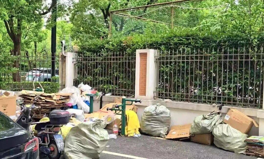 皇冠信用网会员账号_上海一对夫妻让小区居民不堪其扰!“十余年了皇冠信用网会员账号,这种苦日子看不到尽头”