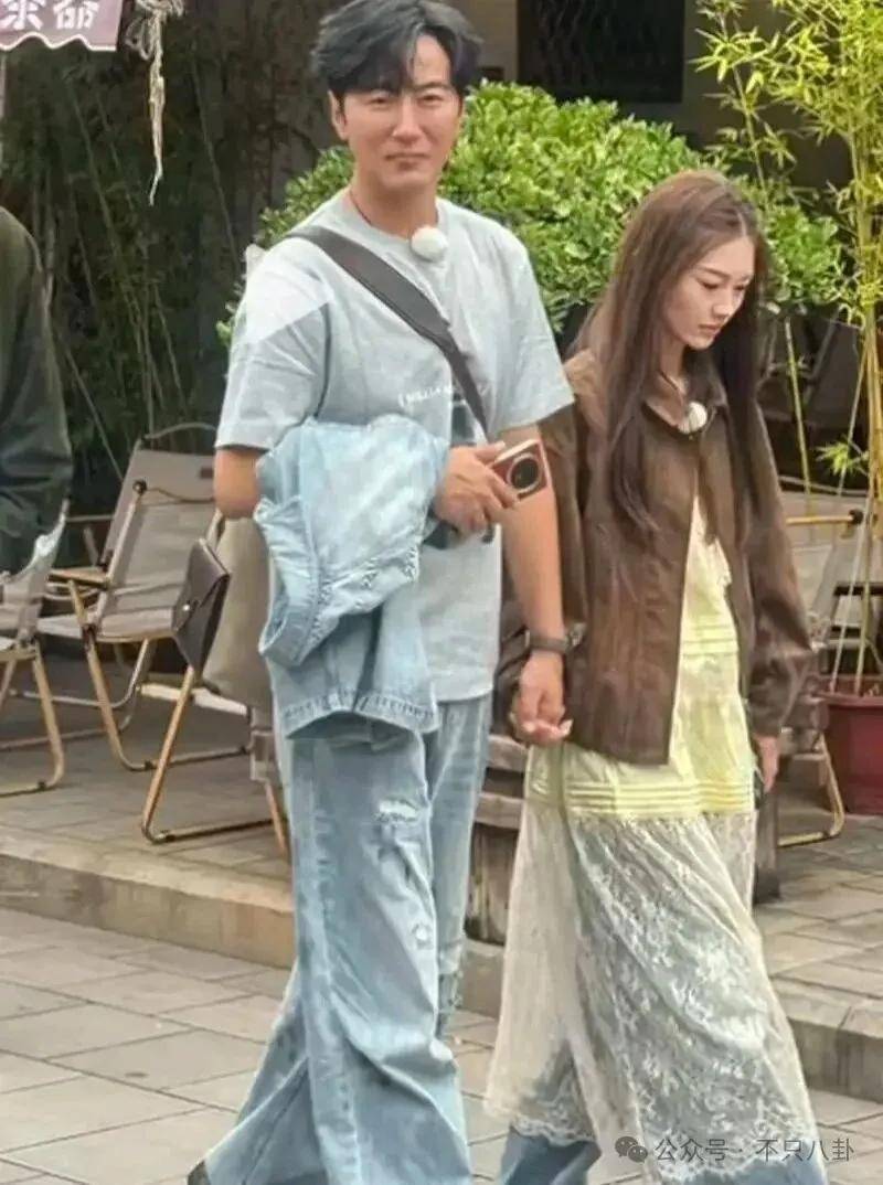 皇冠信用出租代理_离婚6年后他谈了个小十几岁的新女友？前妻坦言不介意他新恋情皇冠信用出租代理。