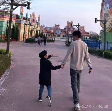 皇冠信用出租代理_离婚6年后他谈了个小十几岁的新女友？前妻坦言不介意他新恋情皇冠信用出租代理。