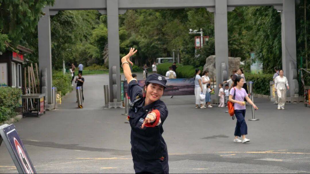 信用网怎么注册_火出圈!合肥49岁女保安走红网络信用网怎么注册,执勤间隙跳拉丁舞,网友纷纷点赞