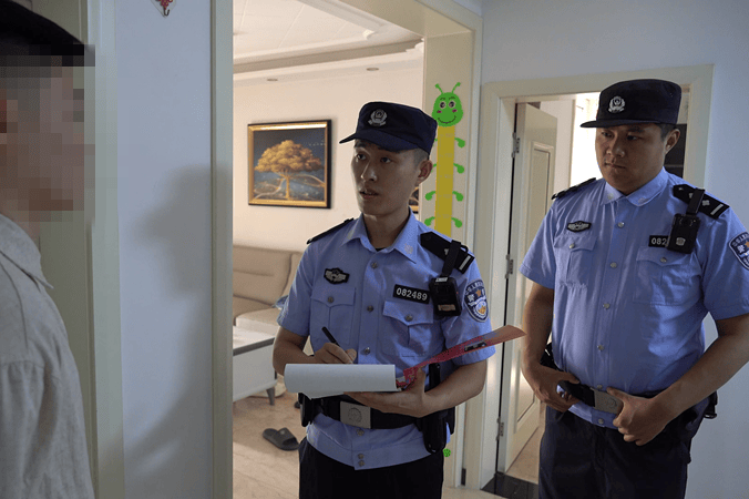 世界杯皇冠平台_男子留宿4个同事忍不住炫耀2万元世界杯皇冠平台，深夜发现钱不见了！警方查明