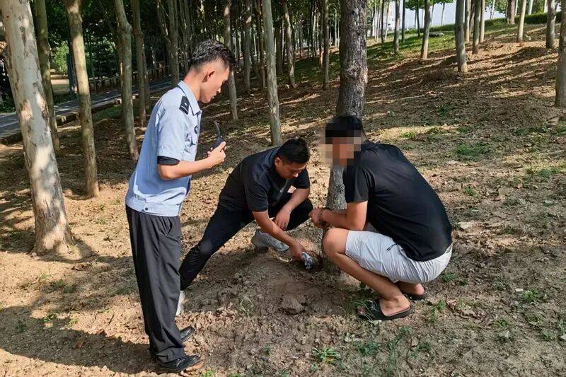 世界杯皇冠平台_男子留宿4个同事忍不住炫耀2万元世界杯皇冠平台，深夜发现钱不见了！警方查明
