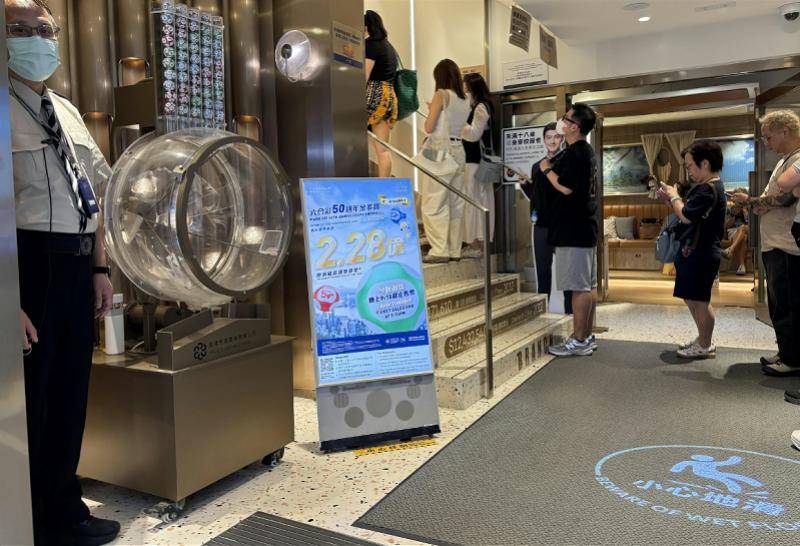 如何代理皇冠信用网_香港一单位15名工作人员合购六合彩中奖约3000万港元如何代理皇冠信用网，负责购票者因不愿平分奖金，被以涉嫌“盗窃”拘捕