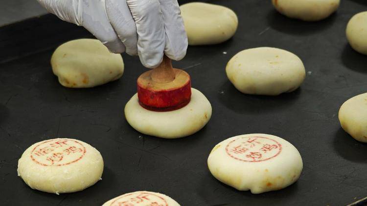 皇冠信用网在哪里开通_“炒鸡月饼”你吃过吗皇冠信用网在哪里开通？临沂一食品公司正赶制临沂炒鸡月饼