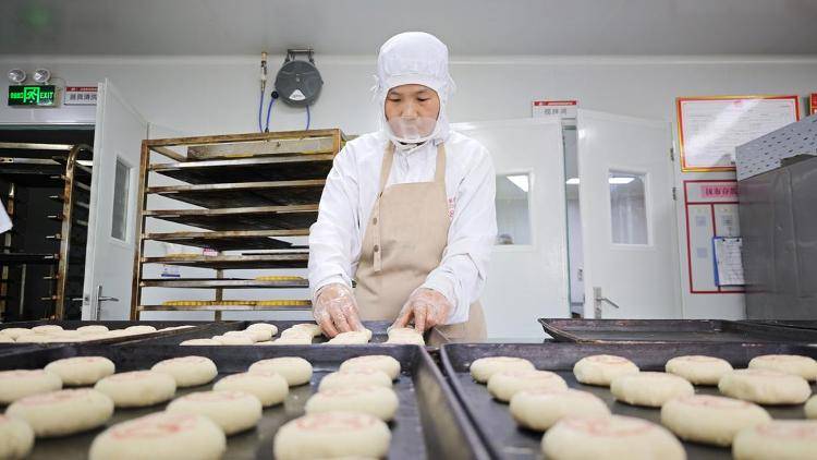 皇冠信用网在哪里开通_“炒鸡月饼”你吃过吗皇冠信用网在哪里开通？临沂一食品公司正赶制临沂炒鸡月饼