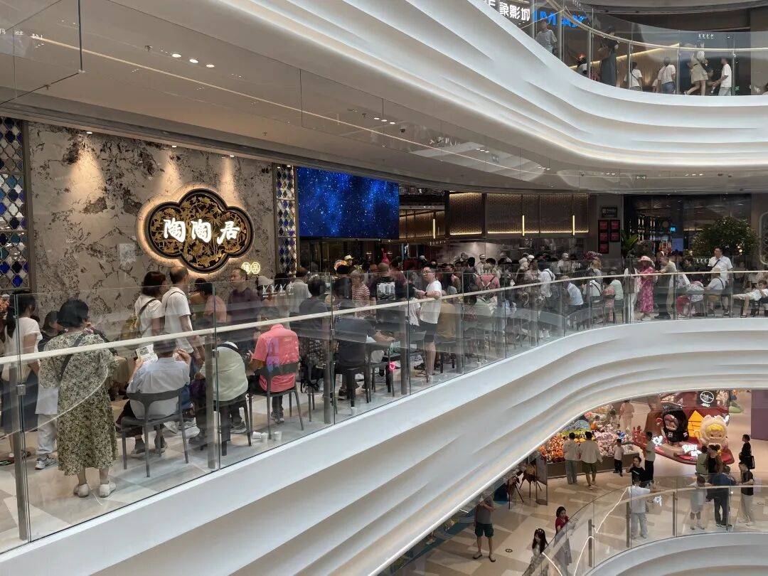 皇冠信用代理出租_“南京城墙成人墙了”;广州有餐厅排号超3500桌皇冠信用代理出租,点杯奶茶要等4小时;敦煌鸣沙山游客坐满山头如拼豆,“感觉有一亿人”