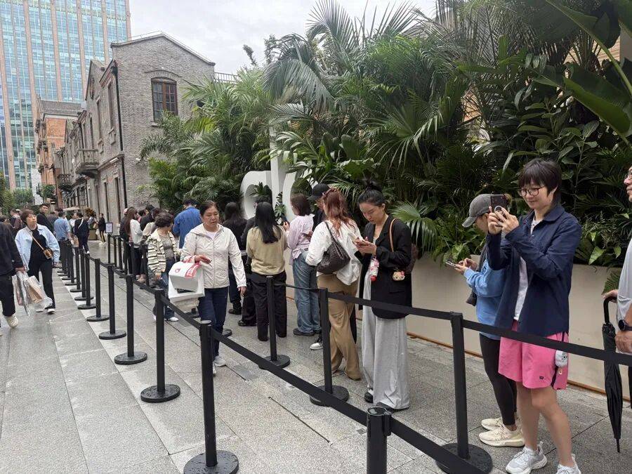 皇冠信用网占成代理_上海又又又排队!印尼一家四口5分钟清空两层货架;新店排队2小时入场皇冠信用网占成代理,“懂经”的直奔试衣间
