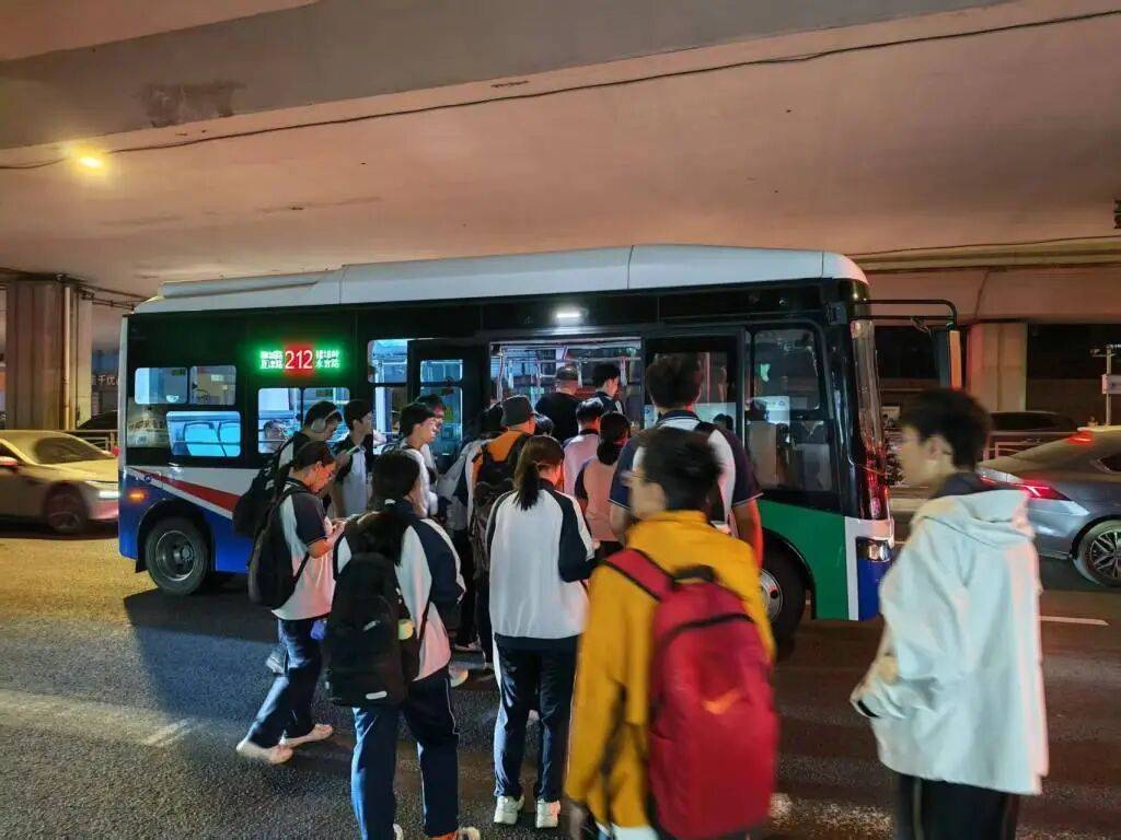 皇冠足球盘口
_青岛一高中生晚自习放学后皇冠足球盘口
,因10分钟时间之差正好与末班车擦肩而过;家长:学校晚自习早放学10分钟或公交末班车延时10分钟都能赶上……